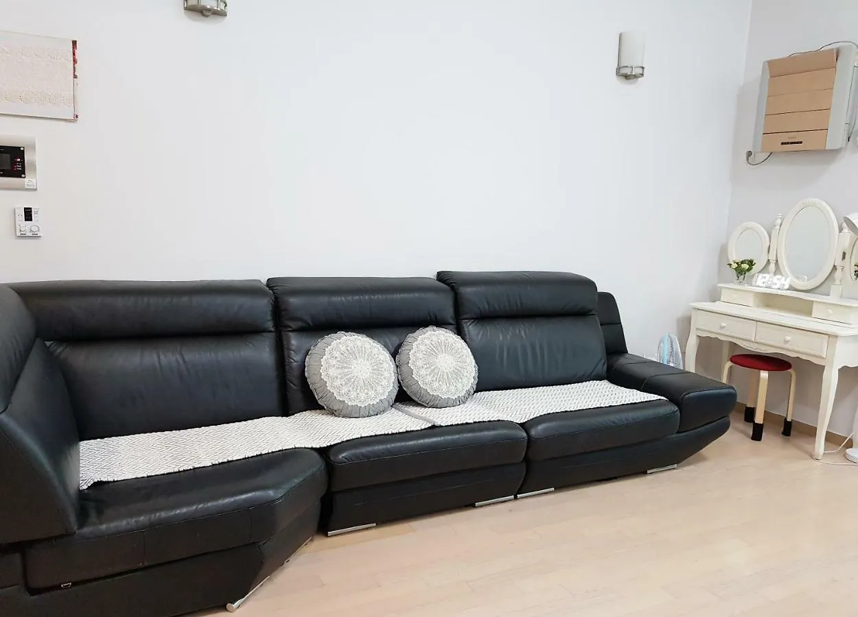 Lotte Apartment 1 0*, Busan